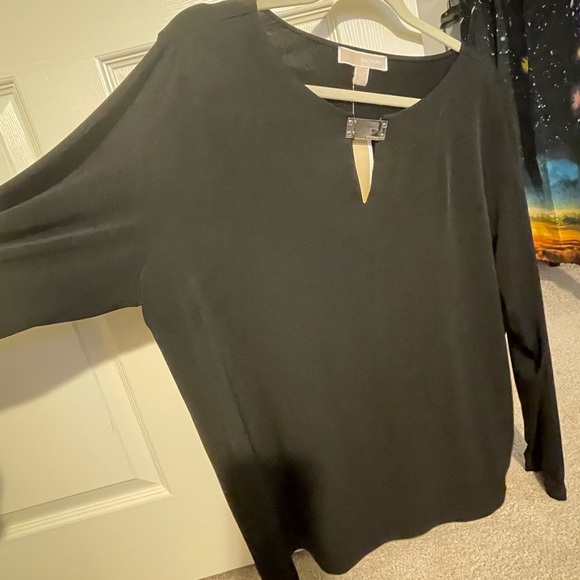 Michael Kors Top with Silver embellishment. NWT!! Never worn! Size 2x - Picture 3 of 6